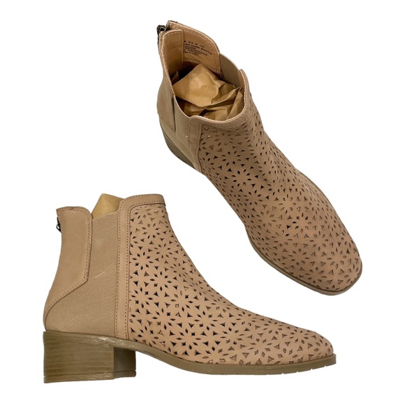 KENNETH COLE REACTION Perforated Bootie in Sand - Size 7.5 - Picture 1 of 6